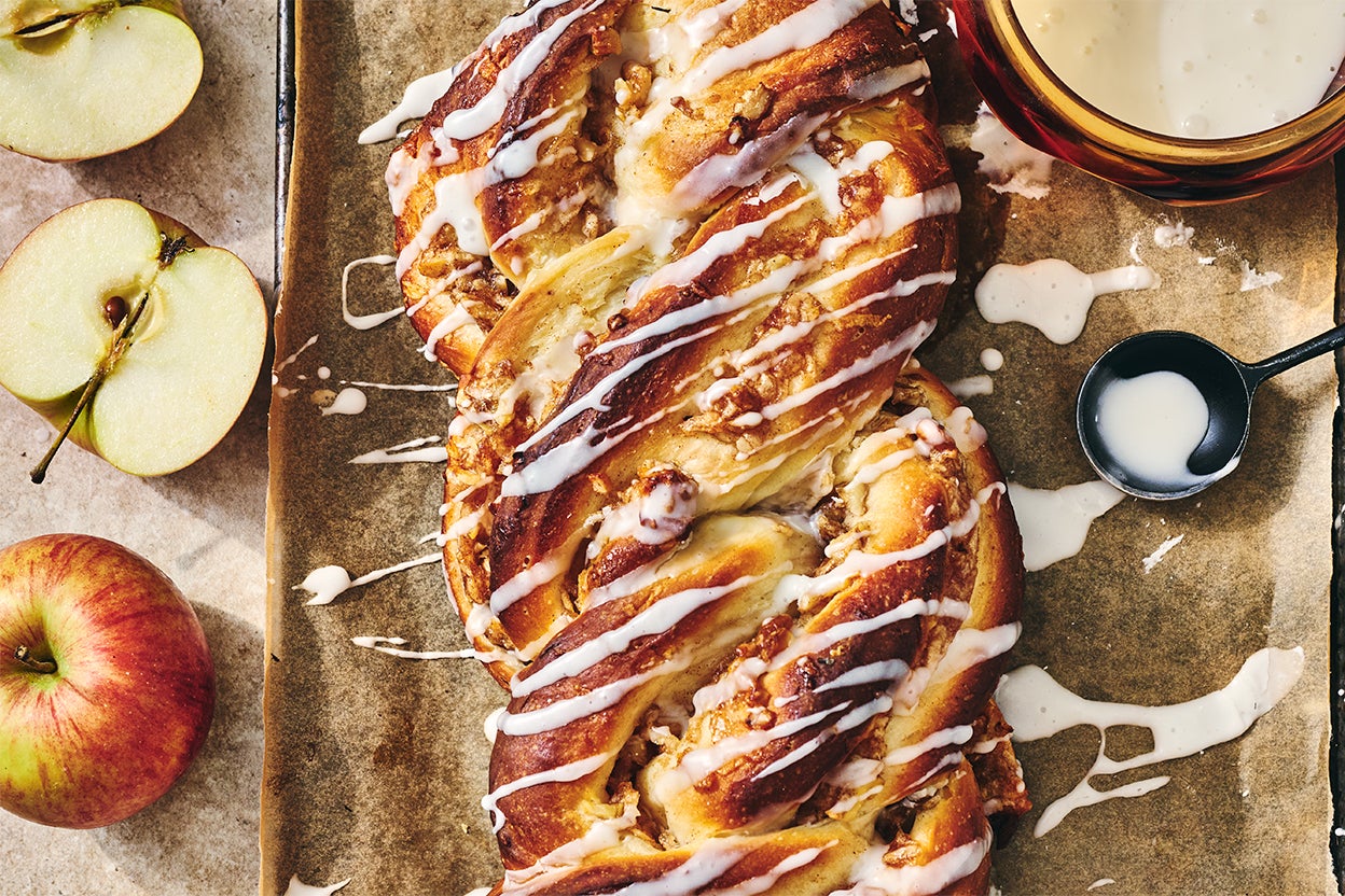 Cinnamon Apple Twist Bread: An Aromatic Autumn Baking Delight